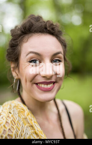 Portrait de jeune femme fait sourire Banque D'Images