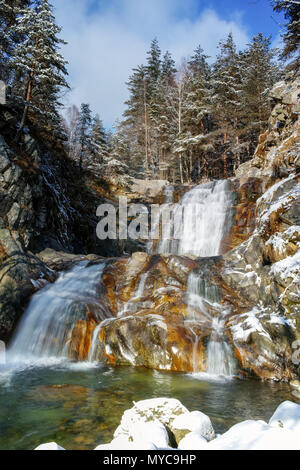 Vue d'hiver de Popina Luka chute près de ville de Sandanski, montagne de Pirin, Bulgarie Banque D'Images