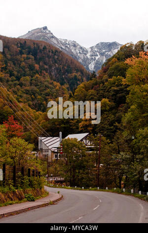 La neige sur la montagne dans le parc national de daisetsuzan Hokkaido Banque D'Images