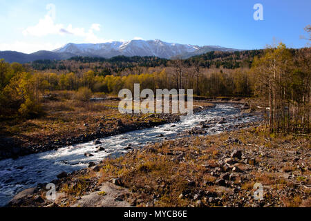 Vue d'hiver de neige et de montagne ruisseau dans le parc national de daisetsuzan Hokkaido Banque D'Images