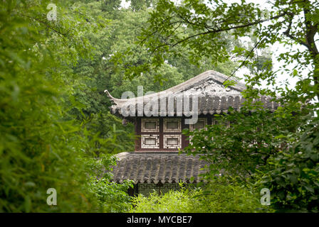 Maison traditionnelle chinoise dans jardin Banque D'Images