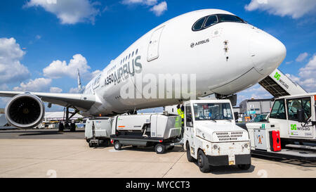 BERLIN, ALLEMAGNE - Apr 27, 2018 : l'Airbus A350 XWB passenger plane sur le point d'être remorqué par l'équipement de l'aéroport à l'ILA Berlin Air Show. Banque D'Images