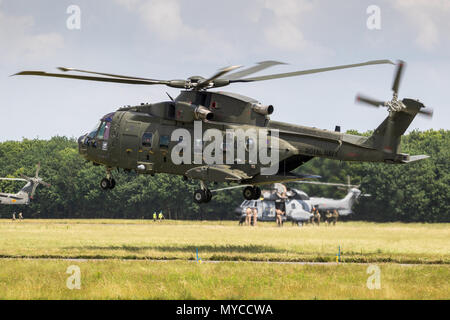 À Gilze Rijen, Pays-Bas - 30 MAI 2018 : Marine royale britannique hélicoptère AW101 Merlin au départ de Gilze-Rijen base aérienne. Banque D'Images