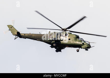 À Gilze Rijen, Pays-Bas - 30 MAI 2018 : Armée de l'Air polonaise l'hélicoptère d'attaque Mi-24 Hind arrivant à Gilze-Rijen base aérienne. Banque D'Images