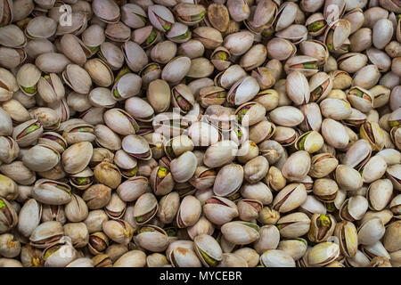Pistaches, arrière-plan alimentaire, non cuit grains de pistaches, la moitié ouvert Banque D'Images