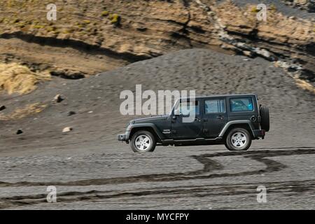 Jeep Wrangler sur terrain islandais Banque D'Images