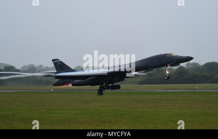 Un U.S. Air Force B-1B Lancer affecté à la 345e Escadron expéditionnaire piégée prend son envol dans le cadre de l'exercice Baltic Operations a RAF Fairford, Angleterre, le 2 juin 2018. Deux B-1B Lancers attribué à Dyess Air Force Base, Texas, a chuté de 12 Mark 62 mines Quickstrike inerte tout en participant à BALTOPS qui est un exercice multinational annuel, conçu pour améliorer l'interopérabilité et démontrer la force de l'OTAN et partenaires détermination de défendre la région baltique. (U.S. Photo de l'Armée de l'air par la Haute Airman Emily Copeland) Banque D'Images