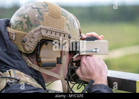 Une armée de l'air américaine de la finale de l'attaque conjointe des enquêtes du contrôleur de la gamme pour avions F-16 du 120e Escadron de chasse, Colorado Air National Guard à Tapa, Estonie, gamme Sabre pendant 18 Grève, 5 juin 2018. Grève 18 Sabre est la huitième édition de l'armée américaine de longue date par l'Europe de la formation coopérative exercice visant à accroître l'interopérabilité entre les alliés et les partenaires régionaux. L'exercice de cette année aura lieu du 3 au 15 juin, l'accent sur l'amélioration des capacités opérationnelles de la terre et de l'air avec un autre objectif clé pour former au sein de la présence renforcée de l'avant (PEF) battleg Banque D'Images