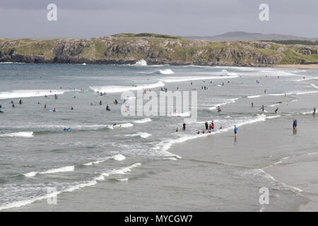 Des groupes de personnes surfant dans le comté de Donegal en Irlande Ecoles de surf d'été ont lieu dans l'Atlantique surf. Banque D'Images