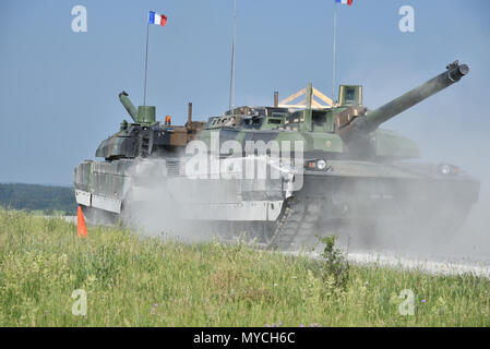 Soldats français affectés au 1er Régiment de Chasseurs (1e régiment de chasseurs) participer à la composition chimique, biologique, radiologique et nucléaire (CBRN) lane dans leur réservoir de Leclerc au cours de l'Europe forte Défi du réservoir (CEEC), à la 7e formation de l'Armée de la commande Zone d'entraînement Grafenwoehr, Grafenwoehr, Allemagne, June 05, 2018. L'Europe de l'armée américaine et l'armée allemande co-hôte de la troisième Europe forte Défi Réservoir à Grafenwoehr Secteur d'entraînement, 3 juin - 8, 2018. L'Europe forte Tank est un événement annuel de formation conçus pour donner aux pays participants une dynamique, productif et agréable dans l'étude whi Banque D'Images