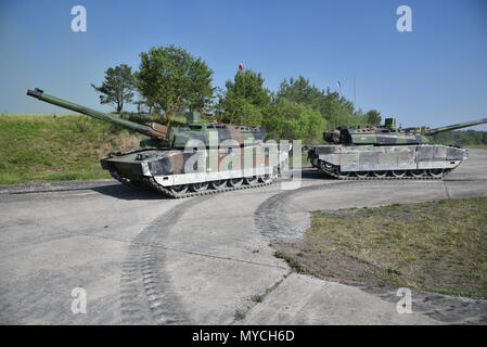 Soldats français affectés au 1er Régiment de Chasseurs (1e régiment de chasseurs) participer à la composition chimique, biologique, radiologique et nucléaire (CBRN) lane dans leur réservoir de Leclerc au cours de l'Europe forte Défi du réservoir (CEEC), à la 7e formation de l'Armée de la commande Zone d'entraînement Grafenwoehr, Grafenwoehr, Allemagne, June 05, 2018. L'Europe de l'armée américaine et l'armée allemande co-hôte de la troisième Europe forte Défi Réservoir à Grafenwoehr Secteur d'entraînement, 3 juin - 8, 2018. L'Europe forte Tank est un événement annuel de formation conçus pour donner aux pays participants une dynamique, productif et agréable dans l'étude whi Banque D'Images