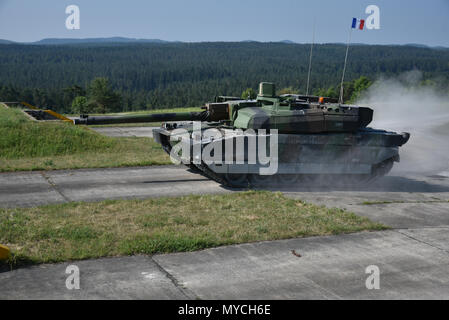 Soldats français affectés au 1er Régiment de Chasseurs (1e régiment de chasseurs) participer à la composition chimique, biologique, radiologique et nucléaire (CBRN) lane dans leur réservoir de Leclerc au cours de l'Europe forte Défi du réservoir (CEEC), à la 7e formation de l'Armée de la commande Zone d'entraînement Grafenwoehr, Grafenwoehr, Allemagne, June 05, 2018. L'Europe de l'armée américaine et l'armée allemande co-hôte de la troisième Europe forte Défi Réservoir à Grafenwoehr Secteur d'entraînement, 3 juin - 8, 2018. L'Europe forte Tank est un événement annuel de formation conçus pour donner aux pays participants une dynamique, productif et agréable dans l'étude whi Banque D'Images