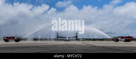 Les camions incendie du 1er Escadron de génie civil d'opérations spéciales de l'eau sur un CV-22 Osprey avion à rotors basculants lors d'un 'fini' vol à Hurlburt Field (Floride), 1 juin 2018. Le colonel de l'US Air Force Tom Palenske, commandant de la 1re Escadre d'opérations spéciales, a terminé son dernier vol avec le 1er ét avant la date prévue pour la passation du commandement le 22 juin. (U.S. Air Force photo par un membre de la 1re classe Rachel Yates) Banque D'Images