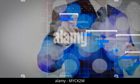 Gestionnaire de projet et de travail avec les tâches de mise à jour des progrès et la planification des étapes de planification de Gantt diagramme. man avec nuage numérique Banque D'Images