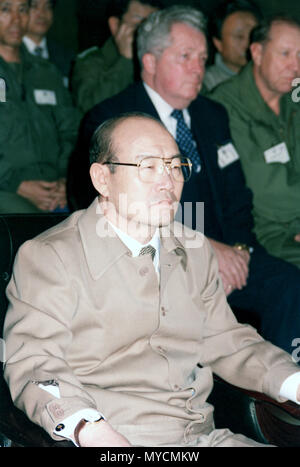 Le président coréen Chun Doo Hwan assiste à un exposé présenté être Le Général (MGEN) Andrée Houde Claude M., Commandant, 25e Division d'infanterie, au cours de l'exercice de la Corée du sud des USA et de l'esprit d'équipe 85. Banque D'Images