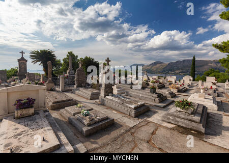 Nuages et ciel bleu sur le cimetière à Cavtat, Croatie. Banque D'Images