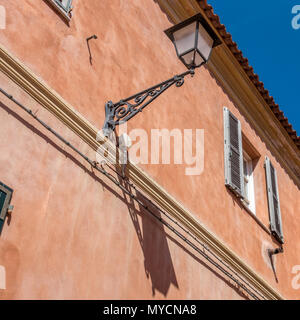 Rue de La Maddalena aux maisons colorées et d'une lampe de rue traditionnels, Sardaigne Banque D'Images