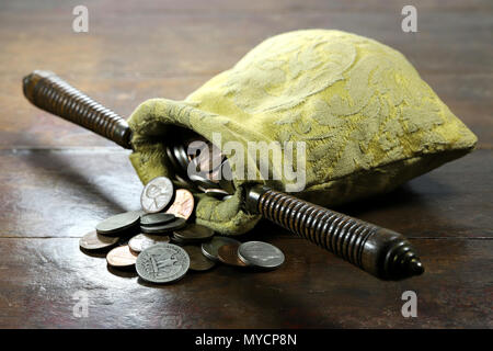 Sac rempli de US Coins sur fond de bois rustique Banque D'Images