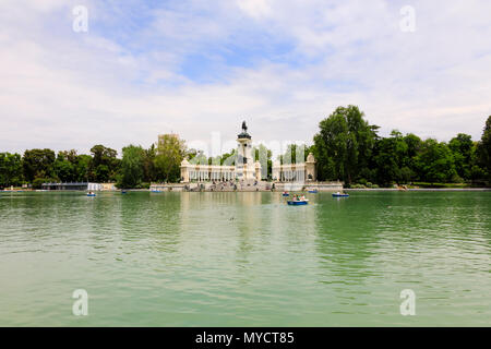 Le roi Alphonse XII monument et lac de plaisance, Parque del Buen Retiro, Madrid, Espagne. Mai 2018 Banque D'Images