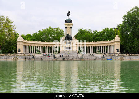 Le roi Alphonse XII monument et lac, Parque del Buen Retiro, Madrid, Espagne. Mai 2018 Banque D'Images