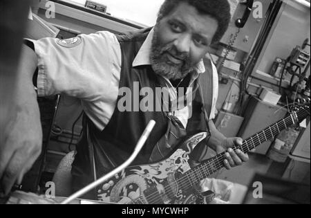 Un nouveau yoyk city Subway train ticket sales officer, joue de la guitare au travail dans son émission de billet stand. Manhattan, New York City, USA, Banque D'Images