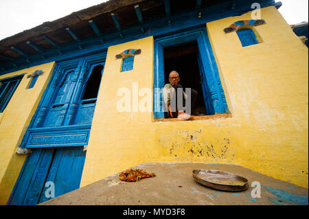 Old Indian man devant sa maison de style kumaoni Sanouli au Kumaon Hills Village,, Uttarakhand, Inde Banque D'Images