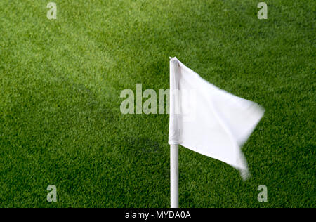 Sport et jeu de concept - terrain de football corner avec marqueur drapeau Banque D'Images