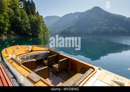 Abkhazie, Géorgie, 17 septembre 2017 : Belle rareté de bateau de vitesse sur l'arrière-plan des montagnes sur le lac Ritsa Banque D'Images