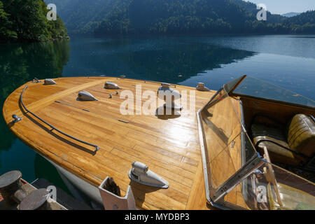 Abkhazie, Géorgie, 17 septembre 2017 : un ancien bateau en bois rare est moor à l'embarcadère sur le lac Ritsa Banque D'Images