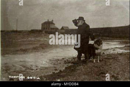 . Carte postale de la Reid à Hampton-sur-Mer, Herne Bay, Kent, Angleterre en 1912. Reid avait pris sa retraite en 1898, après avoir été chef du CID dans la police métropolitaine, et son plus célèbre cas a été le meurtre de Whitechapel en 1888. Il s'installe à Hampton-sur-Mer qui a été perdue à cause de l'érosion de la mer en 1916. Il est mort en 1917. Il s'agit de la numérisation de l'original d'une exposition de l'original endommagé négatif par Fred C. Palmer, de sorte qu'il serait inapproprié de tenter de corriger cette image. C'est l'un d'au moins trois expériences de 1912 au moment de l'exposition et la composition de ce négatif par le photographe. 1912. Fred C. P Banque D'Images