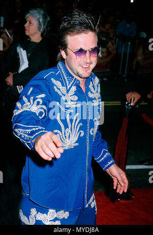 05 avr 2000, Los Angeles, Californie, USA --- David Arquette pointant Photographe --- Image par © MichelB / USADavid Arquette Pointing at Red Carpet Event Photographe, Vertical, USA, Cinéma, Célébrités, photographie, Bestof, Arts, Culture et divertissement, Célébrités Topix fashion / Vertical, Best of, événement dans la vie d'Hollywood, Californie - Tapis rouge et en backstage, USA, Cinéma, Célébrités, cinéma, télévision, Célébrités célébrités musique, photographie, Arts et culture, Bestof, divertissement, Topix, vertical, une seule personne tsuni@Gamma-USA.com enquête, mode, trois Banque D'Images