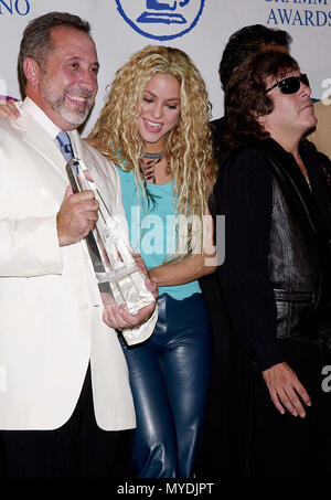 Ca. 2000, Los Angeles, Californie, USA --- Emilio Estefan, Shakira, et Jose Feliciano au Latin Grammy Hommage aux candidats au Beverly Hilton --- Image par © . / USAEmilio Estefan, Shakira, et Jose Feliciano Red Carpet Event, Vertical, USA, Cinéma, Célébrités, photographie, Bestof, Arts, Culture et divertissement, Célébrités Topix fashion / Vertical, Best of, événement dans la vie d'Hollywood, Californie - Tapis rouge et en backstage, USA, Cinéma, Célébrités, cinéma, télévision, Célébrités célébrités musique, photographie, Arts et culture, Bestof, divertissement, Topix vert Banque D'Images