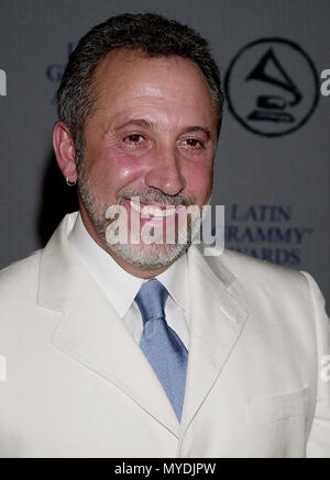 Ca. 2000, Los Angeles, Californie, USA --- Emilio Estefan au Latin Grammy Hommage aux candidats au Beverly Hilton --- Image par © . / USAEmilio Estefan Red Carpet Event, Vertical, USA, Cinéma, Célébrités, photographie, Bestof, Arts, Culture et divertissement, Célébrités Topix fashion / Vertical, Best of, événement dans la vie d'Hollywood, Californie - Tapis rouge et en backstage, USA, Cinéma, Célébrités, cinéma, télévision, Célébrités célébrités musique, photographie, Arts et culture, Bestof, divertissement, Topix, vertical, une seule personne tsuni@Gamma-USA.com headshot, enquête, Banque D'Images