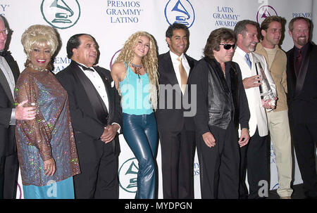 Ca. 2000, Los Angeles, Californie, USA --- Le Latin Grammy Hommage aux candidats au Beverly Hilton --- Image par © . USAThe / Latin Grammy Hommage aux candidats au Beverly Hilton-Emilio Estefan, Shakira, et Jose Feliciano Red Carpet Event, Vertical, USA, Cinéma, Célébrités, photographie, Bestof, Arts, Culture et divertissement, Célébrités Topix fashion / Vertical, Best of, événement dans la vie d'Hollywood, Californie - Tapis rouge et en backstage, USA, Cinéma, Célébrités, cinéma, télévision, Célébrités célébrités Musique, Photographie, arts, Bestof Culture et divertissement Banque D'Images