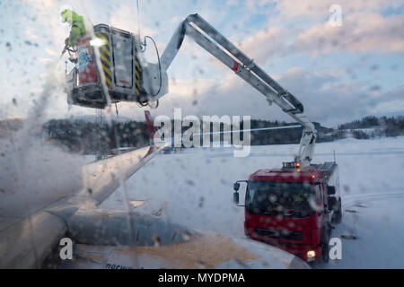 Le dégivrage d'un avion de passagers, l'aéroport d'Oslo, Norvège. Banque D'Images