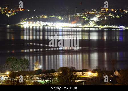 La création du front de Shanklin lumineux reflets de la mer calme de la baie de Sandown, sur l'île de Wight, au Royaume-Uni. Banque D'Images