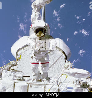 L'astronaute Bruce McCandless II, spécialiste de mission STS-41B, essais un pied Mobile modération (MFR) attaché à la Remote Manipulator System (RMS) à bord de la navette spatiale Challenger Banque D'Images