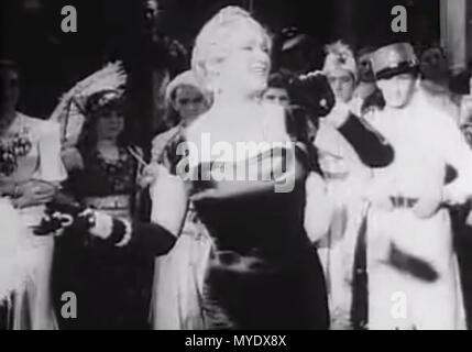 . Polski : Jedna z najlepszych scen polskich filmów 1930 ces-lat : Eugeniusz Bodo (najpopularniejszy ubraniu polski aktor) w kobiety (jako) Mae West śpiewa przebój eksapil filmie «» Wyżej «Piętro w', 1937 rok. 18 février 1937. Autorem użytkownik kopii jest au milieu 171 Eugeniusz Bodo - Mae West 1 Banque D'Images