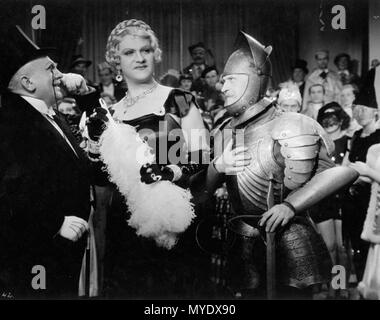 . Polski : Eugeniusz Bodo jako Mae West (w środku) je Józef Orwid prawej (po), w filmie wyżej', 'Piętro 1937 r. Русский : Евгениуш роли Мэй Уэст Бодо в, фильме Этажом «выше в', 1937 г. Anglais : Eugeniusz Bodo (le plus populaire acteur polonais d'avant-guerre) dans vêtements femme comme Mae West dans 'Piętro wyżej' (à l'étage) film de 1937. 1937. OP 171 inconnu Eugeniusz Bodo Mae West Banque D'Images