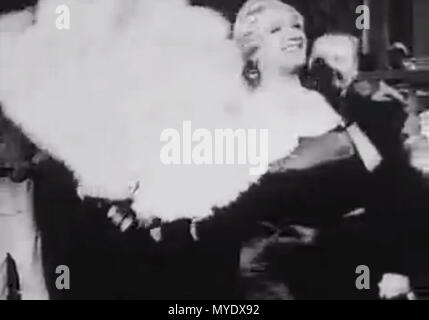 . Polski : Jedna z najlepszych scen polskich filmów 1930 ces-lat : Eugeniusz Bodo (najpopularniejszy ubraniu polski aktor) w kobiety (jako) Mae West śpiewa przebój eksapil filmie «» Wyżej «Piętro w', 1937 rok. 18 février 1937. Autorem użytkownik kopii jest au milieu 171 Eugeniusz Bodo - Mae West 4 Banque D'Images