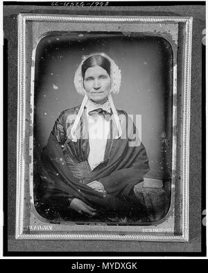 . Titre : [Eunice Fiske Durfee, trois-quarts portrait d'une femme, face à face, assis à la table avec la nappe ; grand livre sur table] Créateur(s) : Cooley, Otis H., 1820-1860, photographe Date de création/publication : [entre 1842 et 1853] moyenne : 1 photographie : daguerréotype quart. Référentiel : Library of Congress Prints and Photographs Division Washington, D.C. 20540 USA qui accompagne la note : Eunice Fisk Durfee, mère de Jane Maria, la mère d'Harrison Grey Fiske (la grand-mère de Harry). Gravée sur le tapis en laiton : Cooley, Springfield. Partie d : Daguerréotype collection (Bibliothèque du Con Banque D'Images