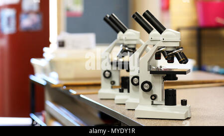 Scientifique science related images Affichage des microscopes électroniques et des tubes à essai dans un laboratoire ou cellier. L'éducation médicale et de recherche solide Banque D'Images