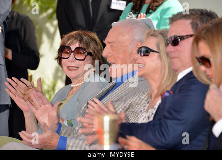 Christopher Plummer honoré avec la main et à l'Empreinte Théâtre chinois de Grauman à Los Angeles. 27 mars, 2015.Christopher Plummer, Shirley Maclaine, William Shatner 040101 Événement dans la vie d'Hollywood, Californie - Red Carpet Event, USA, Cinéma, Célébrités, photographie, Bestof, Arts, Culture et divertissement, Célébrités, Mode Topix Meilleur de Hollywood, la vie, événement dans la vie d'Hollywood, Californie - cinéma, télévision, célébrités, célébrités de la musique, Topix Bestof, Arts, Culture et loisirs, photographie, tsuni@Gamma-USA.com , Tsuni enquête de crédit / USA, honoré par la main et footpr Banque D'Images