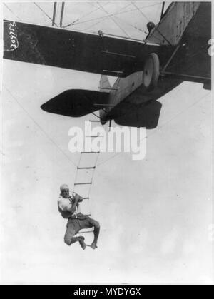 Freddie sans peur, un cascadeur d'Hollywood, accroché à une échelle de corde suspendue à partir d'un avion piloté par H Maltrup, sur le point de tomber dans l'automobile automobile ci-dessous- vivant Banque D'Images