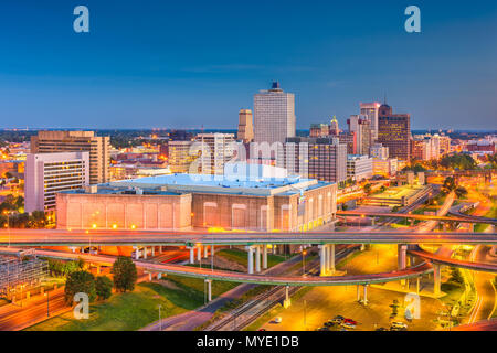 Memphis, Tennessee, USA centre de ville sur la voirie au crépuscule. Banque D'Images