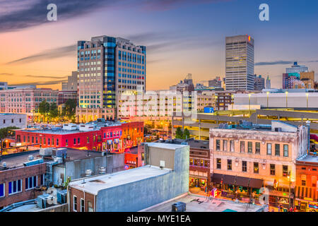 Memphis, Tennessee, USA city skyline sur Beale Street au crépuscule. Banque D'Images