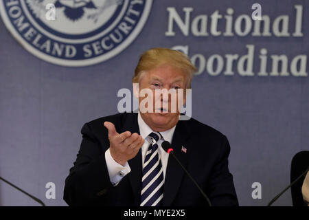 Washington, DC. 6 juin, 2018. Le Président américain Donald Trump prend la parole à l'Ouragan 2018 Réunion de travail au siège de la FEMA, le 6 juin 2018 à Washington, DC. Crédit : Yuri Gripas/Piscine via CNP | Conditions de crédit dans le monde entier : dpa/Alamy Live News Banque D'Images