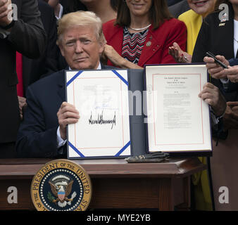 Washington, District de Columbia, Etats-Unis. 6 juin, 2018. Le Président des Etats-Unis, Donald J. Trump affiche S. 2372 Loi de 2018 Mission VA au cours de la cérémonie de signature à la Maison Blanche. Crédit : Chris Kleponis/CNP/ZUMA/Alamy Fil Live News Banque D'Images