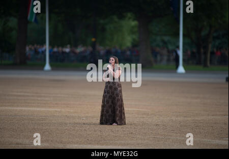 Horse Guards, Londres, Royaume-Uni. 6 juin, 2018. Sam Bailey, vainqueur de X Factor se produit devant les invités VIP et les Musiques de la Division des ménages sur Horse Guards Parade dans la soirée annuelle de célébration qui est le foyer de la Division sonnerie de la retraite. Credit : Malcolm Park editorial/Alamy Live News Banque D'Images