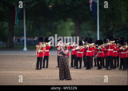 Horse Guards, Londres, Royaume-Uni. 6 juin, 2018. Sam Bailey, vainqueur de X Factor se produit devant les invités VIP et les Musiques de la Division des ménages sur Horse Guards Parade à la célébration annuelle qui est la Division des ménages est de battre en retraite en présence de ministre des Forces armées, Mark Lancaster MP qui reçoit le salut. Credit : Malcolm Park editorial/Alamy Live News Banque D'Images